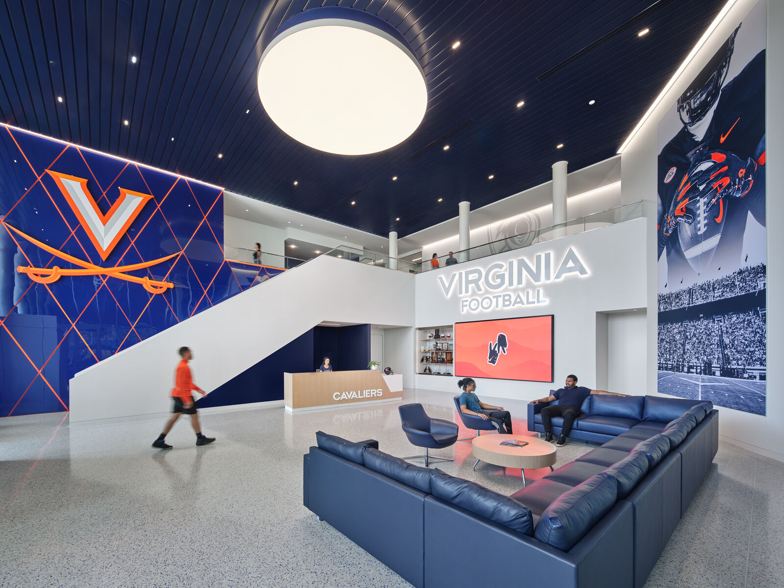  Adaptable video and lighting installations help transform the lobby’s atmosphere to meet both day-to-day operations and recruiting needs. 